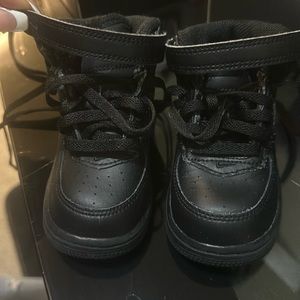 Black toddlers high top Nike size 6 never worn outside like new ….